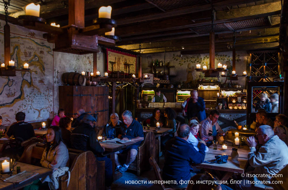 Ресторан в старом городе Таллина - Olde Hansa - интерьер в средневековом стиле без электрических ламп