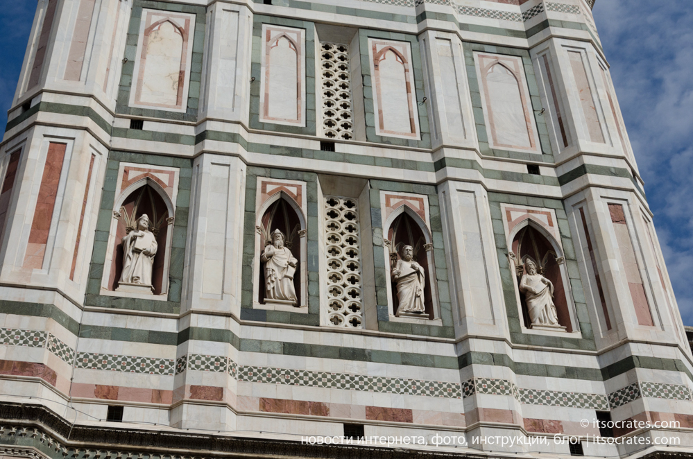 Кафедральный собор Флоренции или Дуомо во Флорнции - фасад украшенный зеленым и красным мрамором