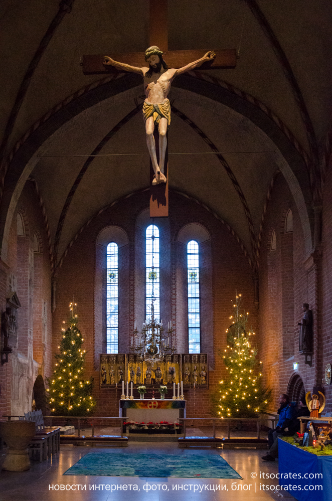 Древняя столица Швеции Сигтуна - собор святой Марии в городе Сигтуна - убранство собора в канун рождества