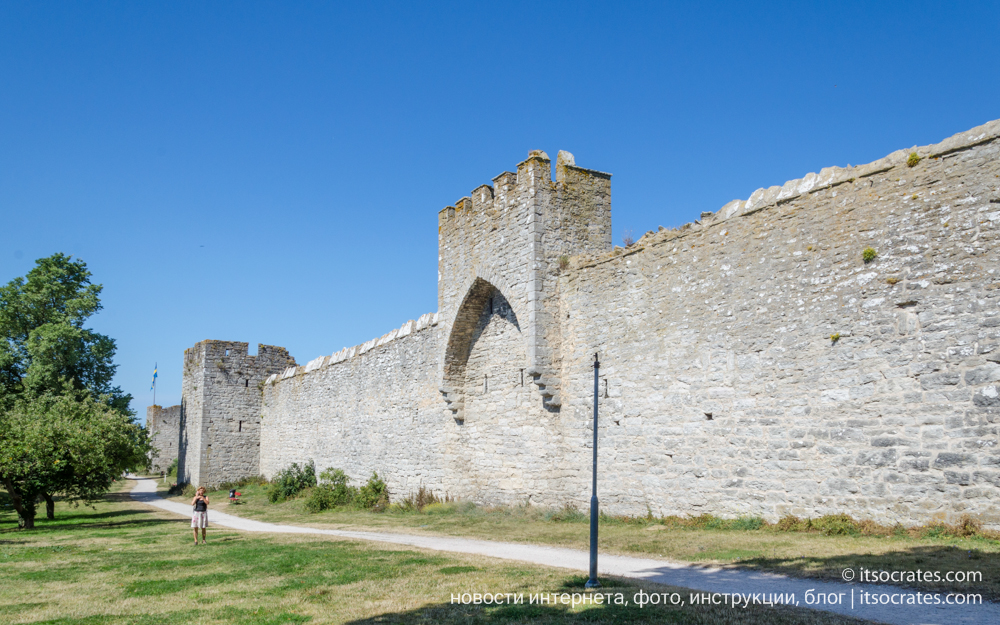 Город Висбю - столица острова Готланд - крепостная стена в старом Висбю