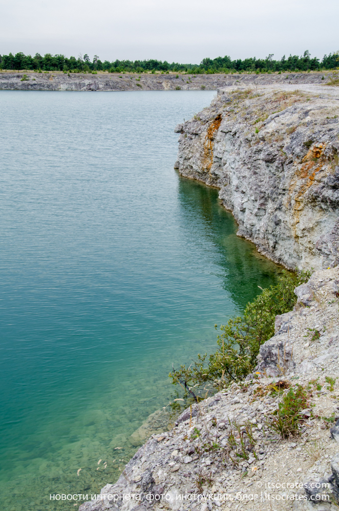 Готланд остров в Швеции - голубая лагуна, затопленный карьер