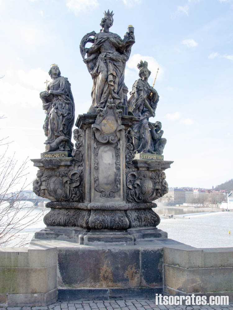 Карлов мост в Праге, Чехия - статуи на мосту - Святые Варвара, Маргарита и Елизавета; Ф.М. Брокофф, 1707 г. — Святые Варвара и Маргарита объединены похожей судьбой: обе они были обезглавлены за приверженность христианству